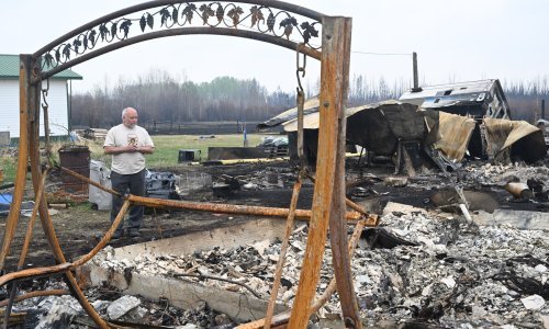 U Kanadi tisuće evakuiranih, sela pretvorena u pepeo, naftna postrojenja zatvorena