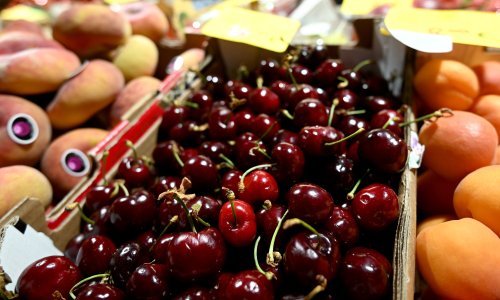 Na Dolac stigle prve trešnje i lubenice, cijene su 'paprene'