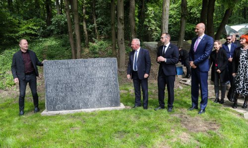 Tomašević i Habulin na Dotrščini otkrili spomen-ploču žrtvama ustaškog režima