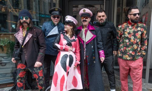 Obožavatelji dočekali Let 3 ispred hotela, a pao je i poljubac Prlje i supruge za sreću