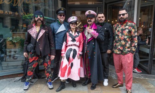 Veselo u garderobi: Mrle prije nastupa pročitao pjesmu koju su za Letovce napisali posebni fanovi