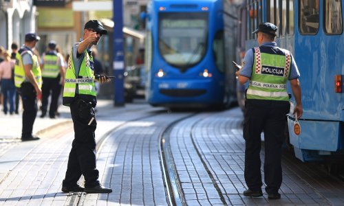 Vozačica tramvaja naletjela na ženu, izašla joj pomoći, a muškarac je pretukao
