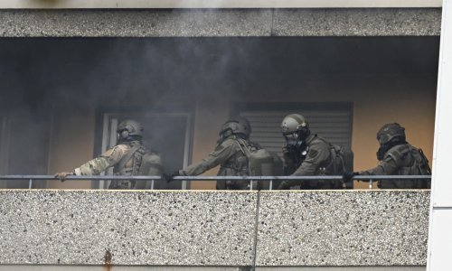 Detonirao bombu i ozlijedio 12 policajaca i vatrogasaca, vlasnik stana uhićen