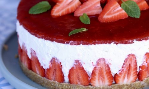 Kad se zaželite nečeg slatkog i voćnog: Tako jednostavna i tako sočna torta od jagoda