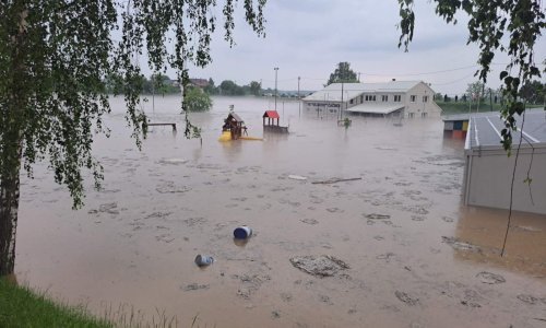 Jako nevrijeme s tučom: Potopljena naselja, ceste, dječji vrtić...