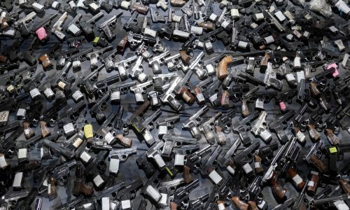 Pogledajte gomile oružja koje su Srbi predali nakon dva masakra koji su potresli zemlju