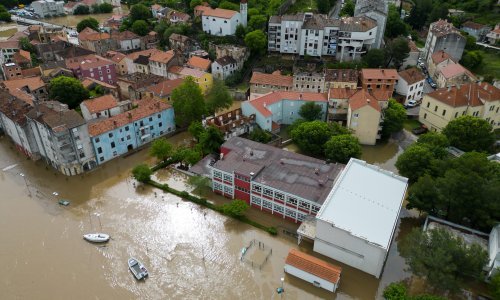Obrovac se i dalje bori s nabujalom Zrmanjom: Pogledajte kako poplavljeni grad izgleda iz zraka