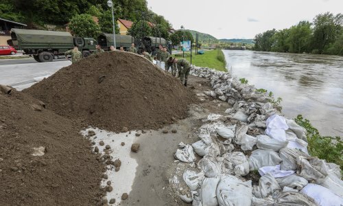 Prekinut promet između Hrvatske Kostajnice i Dvora, vozi se obilazno