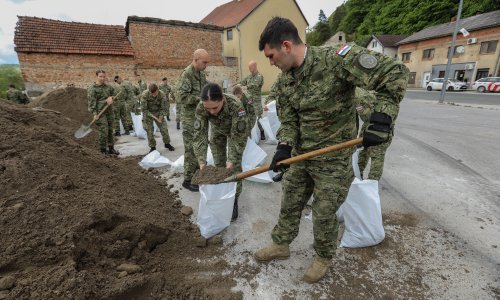 Banožić povećao naknadu vojnicima koji pomažu u obrani od poplava