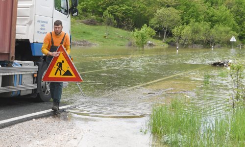 Poplavljene kuće u Srbu, ima i klizišta. HGSS spašava pothlađenu ženu