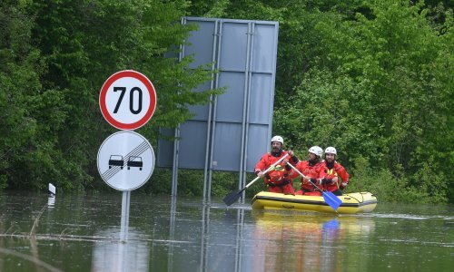 U Gračacu poplavljeno najmanje 59 kuća. Ljudi su evakuirani i na sigurnom