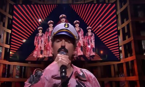 Nizozemski voditelj se obukao kao Prlja, u emisiji zapjevao stihove 'Mame ŠČ'