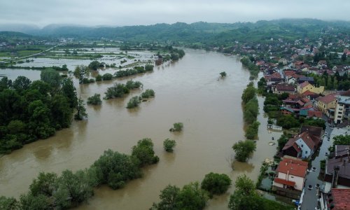 Više desetaka objekata pod vodom u zapadnoj Bosni, hitne službe nemoćne