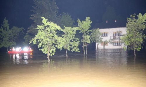 Besana noć pred Kostajnicom i Karlovcem, Mrežnica srušila rekord, u Zagorju voda odnijela most