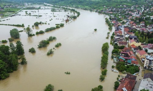 Vrh vodnog vala prolazi kroz Karlovac i Hrvatsku Kostajnicu, u Zagorju aktivirano 57 klizišta
