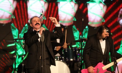 Mama ŠČ u Rijeci nakon Eurosonga: Let 3 u elegantnim crnim odijelima i bijelim košuljama