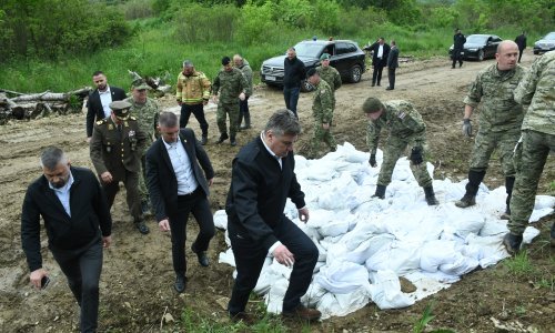 Milanović obišao nasip na Kupi kod Petrinje, susreo se s vojnicima