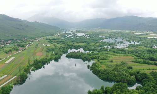 Zastrašujući pogled iz zraka na poplavljena vrgoračka polja, šteta je milijunska