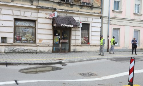 Zbog obilnih kiša došlo je do ulegnuća ceste u središtu Karlovca