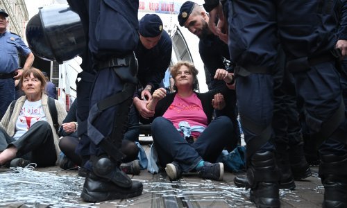 Marš za zabranu pobačaja: Povorku zaustavile protuprosvjednice, intervenirala policija