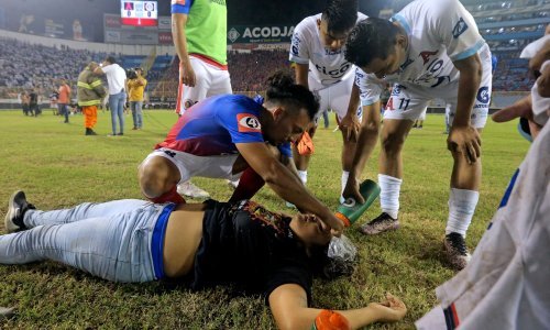 Tragedija na nogometnom stadionu, najmanje 12 ljudi poginulo