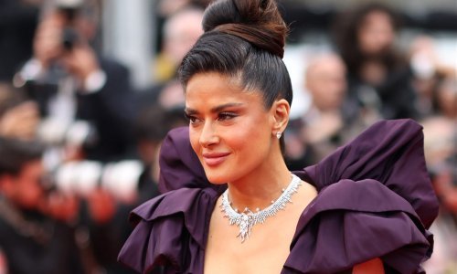 Vatreno izdanje Salme Hayek: Uska haljina i duboki dekolte