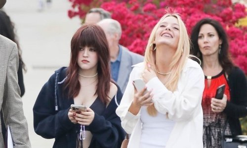 Propast obitelji Presley: Blizanke maturirale, Priscilla sjedila sama, Riley odsutna