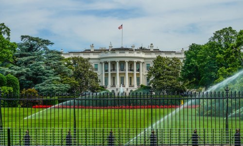 Kamionom udario u zaštitnu ogradu kod Bijele kuće