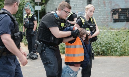 Masovna racija: Klimatski aktivisti udruženi u zločinačku organizaciju?