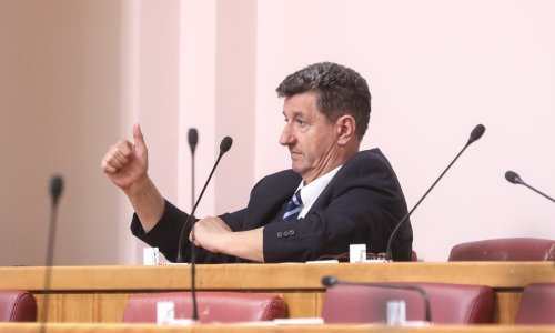 Frcale uvrede u Saboru; Deur: Titovo jugoslavensko govedo, Sačić: Moralna ništarijo