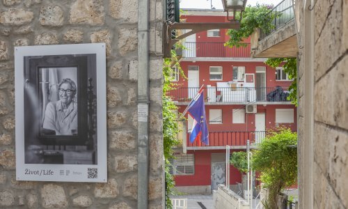 Otvorena izložba fotografija Mare Milin u staroj jezgri Makarske