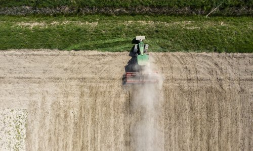 Brodski učenici s dronovima; na nastavi će nadzirati poljoprivrednu proizvodnju