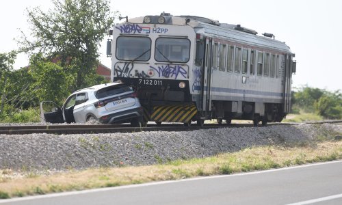 Teška nesreća kod Šibenika: Vlak naletio na automobil