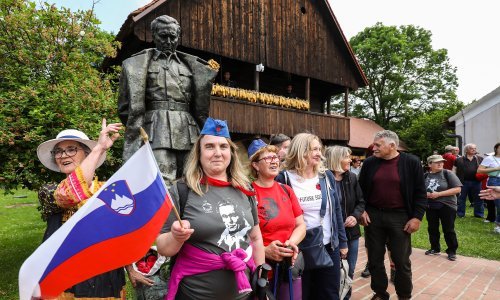 Tisuće ljudi na Danu mladosti - radosti u Kumrovcu odaju počast Titu
