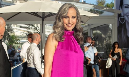 Blista u ružičastom: Andie MacDowell ponosno istaknula sijede uvojke