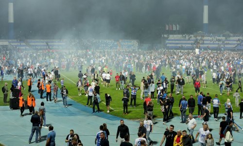 Pogledajte kakva je ludnica nastala u Gradskom vrtu, navijači provalili na teren