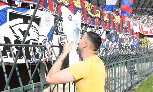 Subašić na rastanku majicu s likom Hrvoja Ćustića postavio na počasno mjesto Poljuda