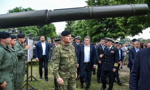 Milanović na Jarunu obišao izloženu opremu i naoružanje HV-a, gledao 'Krila Oluje'