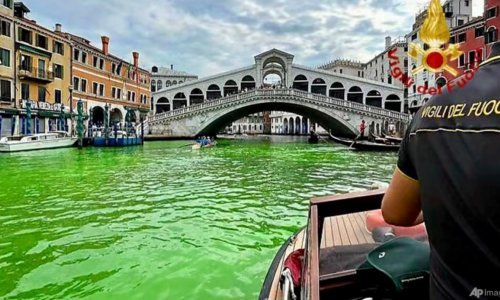 Venecijanski Canal Grande misteriozno pozelenio, sumnja se na aktiviste