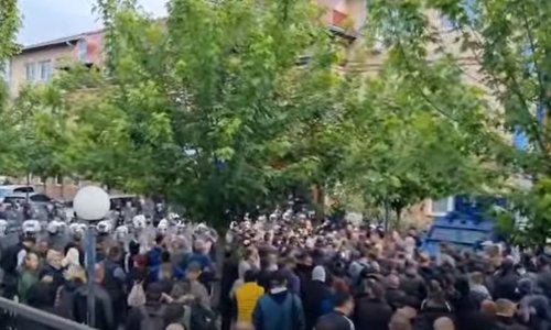 Napeto od jutra: Srbi pokušali proboj u općinu Zvečan, policija bacila suzavac