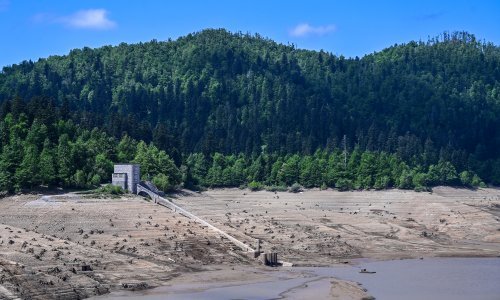 Isušeno Lokvarsko jezero pokazalo što se ispod vode skriva gotovo 70 godina