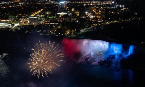 Slapovi Niagare osvijetljeni u bojama hrvatske zastave na Dan državnosti