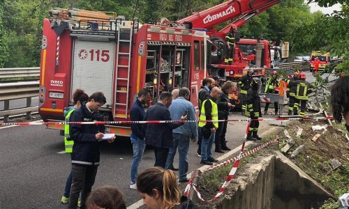 Školski autobus pao u provaliju duboku preko 100 metara, troje ozlijeđeno