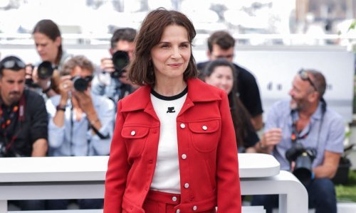 To je pravi francuski chic: Ova prelijepa žena na pragu 60-e ne robuje trendovima