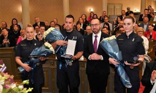 Ovo je troje policajaca kojima je Tomašević dao priznanja, pomogli su pri porodu