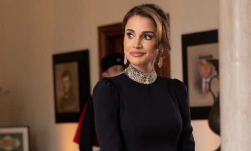 Kraljica Rania blistala na vjenčanju sina u dva glamurozna stajlinga zlatnih detalja