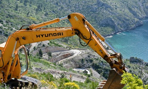 [VIDEO] Pogledajte kako bageri kreću satrati jacuzzi i ostale građevine u Vruji