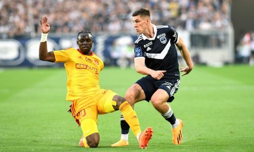 Navijač Bordeauxa napao protivničkog igrača dok je slavio gol; utakmica je prekinuta...