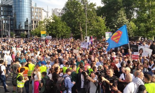 Deseci tisuća ljudi na petom prosvjedu u Beogradu; Bjelogrlić kroz suze prenio posebnu poruku mladima