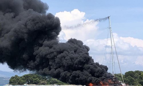 Planuo katamaran pored Drvenika Velog, gust dim nadvio se nad morem